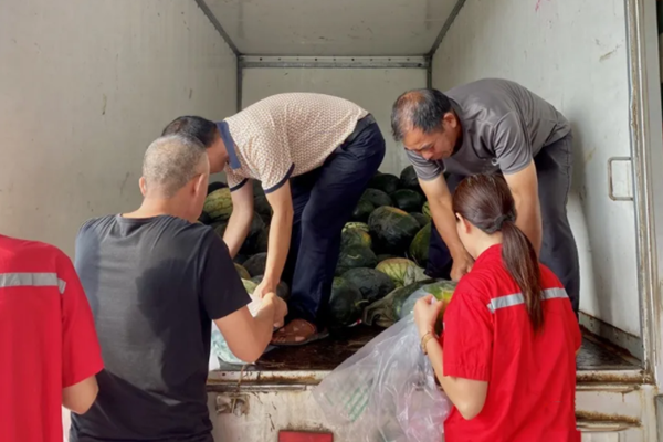 解困幫扶瓜農(nóng) 職工盡享”涼”夏—醴陵中油燃氣公益福利“一肩挑”